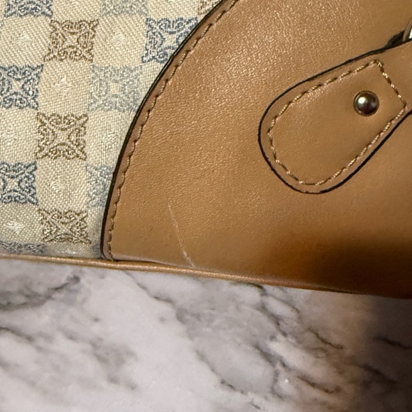 Tan and Cream Checkered Shoulder Bag with Gold Hardware - Picture 15 of 16